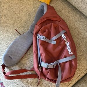 Patagonia Atom Sling 8L Crossbody Bag in Rosehip